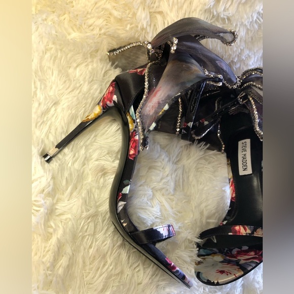 Steve Madden Black w/ Floral Accents and Bow NWOT size 6.5 Benni-R Satin Sandals - Picture 8 of 16